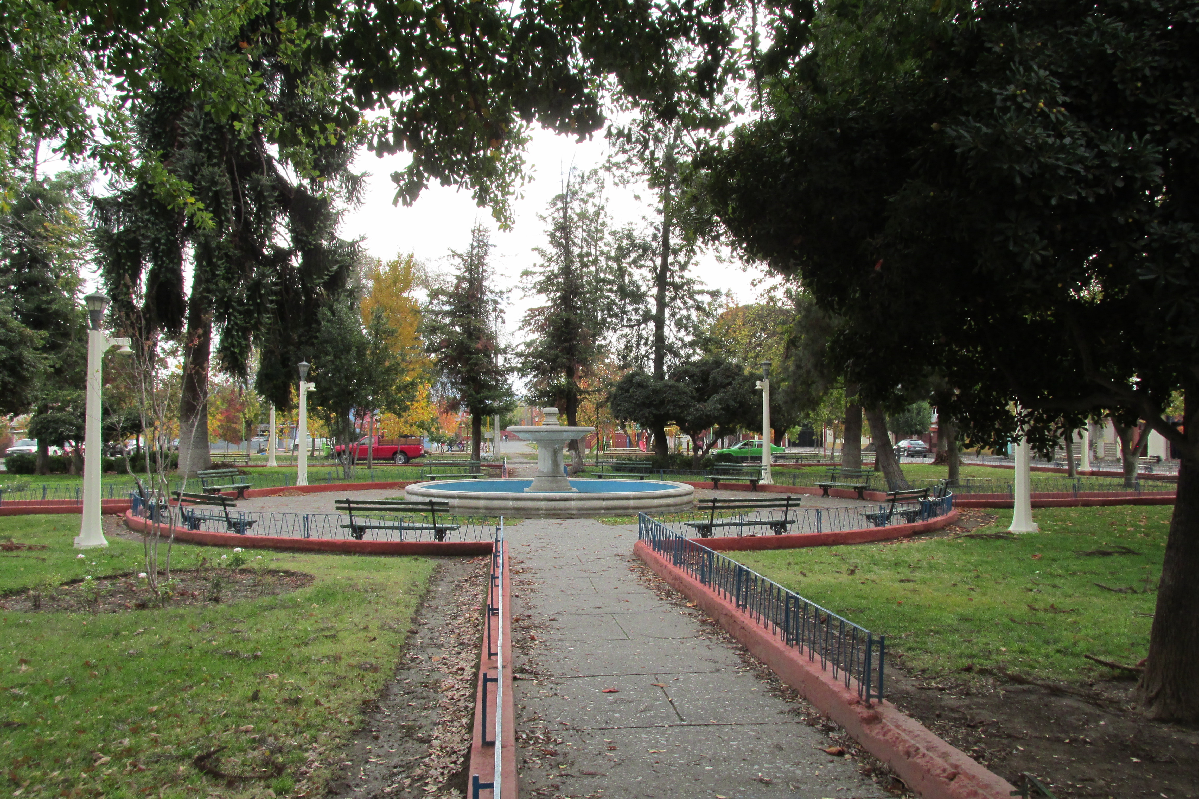 Alcalde de San Fernando y seremi de Vivienda constatan graves filtraciones en conjuntos habitacionales Parque Poniente