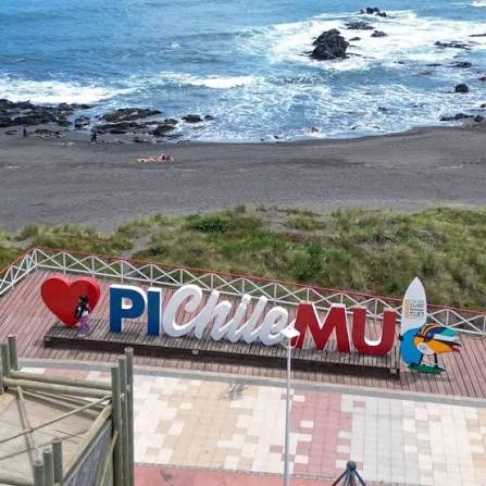Columna de Karina Zapata advierte que Pichilemu está construido 'sobre memoria de agua' y critica permisos en humedales