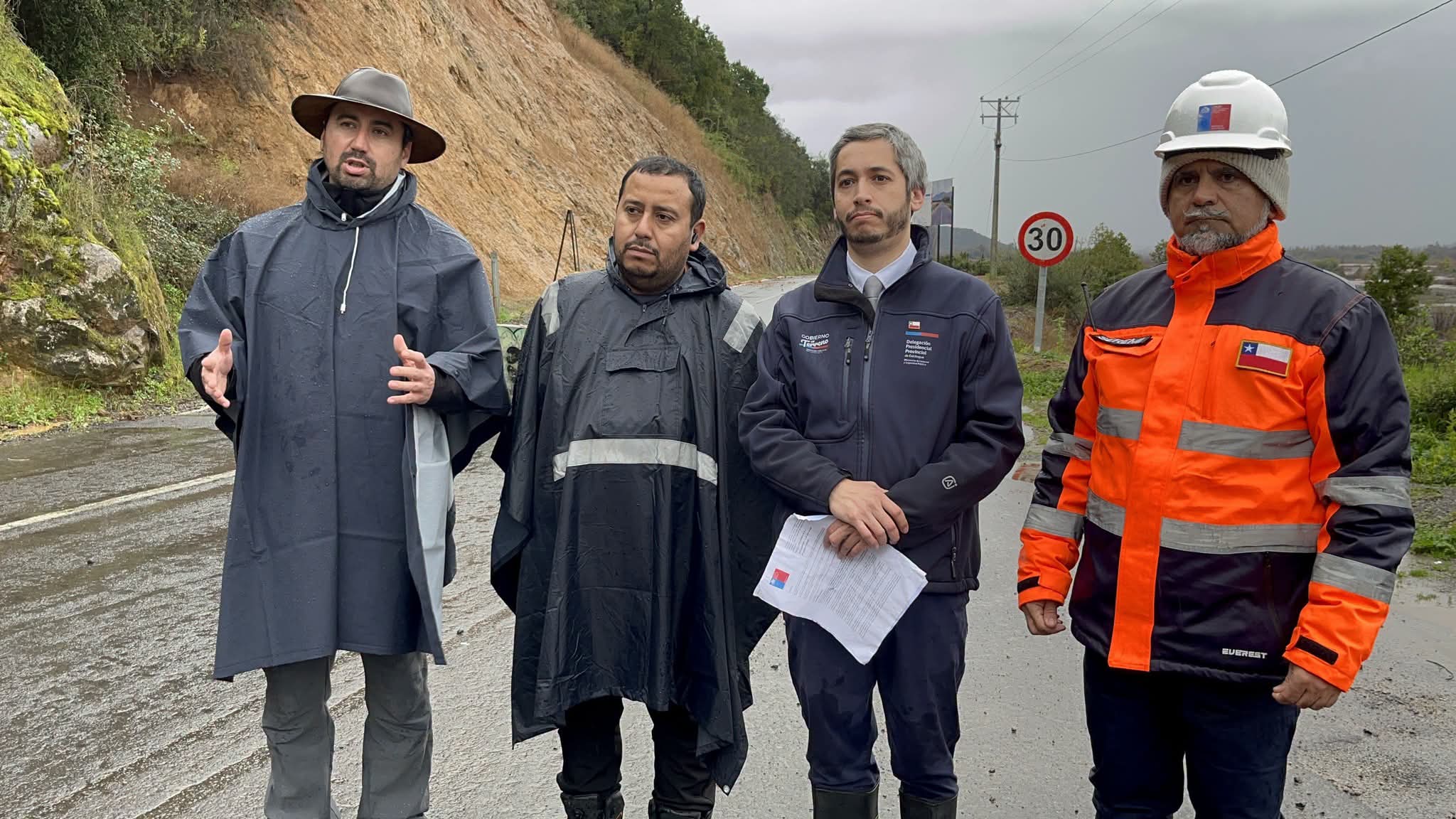 Autoridades regionales y provinciales visitan socavón en Lo Moscoso y se comprometen a destrabar su reparación